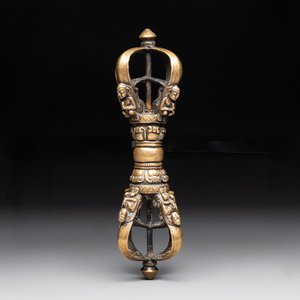 A large Tibetan bronze vajra, 18/19th C. — photo 1