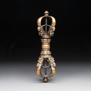 A large Tibetan bronze vajra, 18/19th C. — photo 2