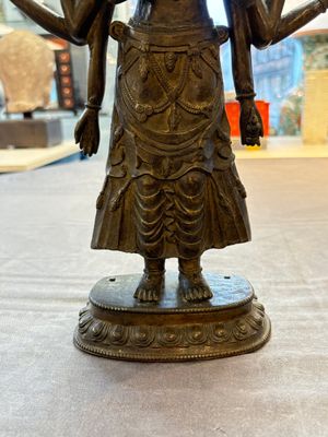 A large Tibetan copper alloy Avalokiteshvara, 17/18th C. — 照片 7