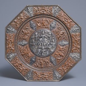 A large Tibetan silver and brass relief-decorated votive dish, 19/20th C. — 照片 1