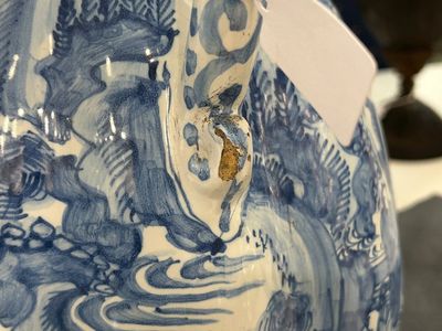 A large twisted Dutch Delft blue and white pewter-mounted ewer, 17th C. — 照片 2