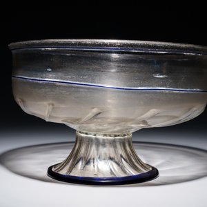 A large Venetian footed glass bowl with applied blue bands, Italy, 15/16th C. — 照片 2