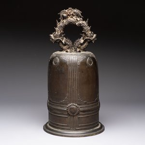 A large Vietnamese bronze 'Dragon' bell, signed Nguyễn Ngọc Nghĩa 阮玉義, 19th C. — photo 3