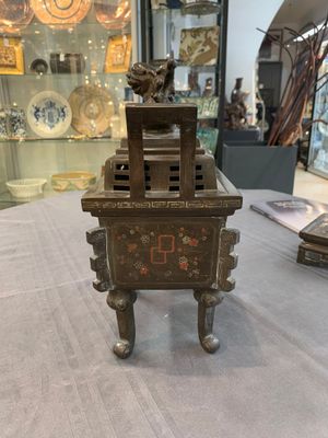 A large Vietnamese copper- and silver-inlaid rectangular 'Buddhist lion' censer and cover on stand, 19th C. — photo 3