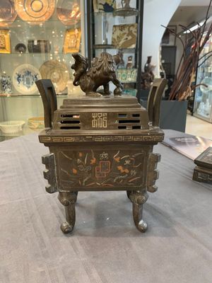 A large Vietnamese copper- and silver-inlaid rectangular 'Buddhist lion' censer and cover on stand, 19th C. — photo 4