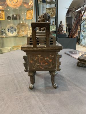 A large Vietnamese copper- and silver-inlaid rectangular 'Buddhist lion' censer and cover on stand, 19th C. — photo 5