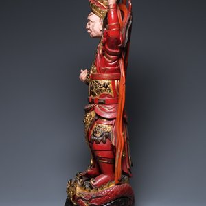 A large Vietnamese red-and-gilt-lacquered wood sculpture of a heavenly king, 19/20th C. — 照片 5
