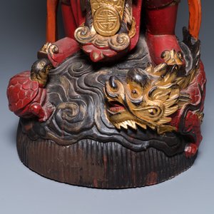 A large Vietnamese red-and-gilt-lacquered wood sculpture of a heavenly king, 19/20th C. — 照片 8