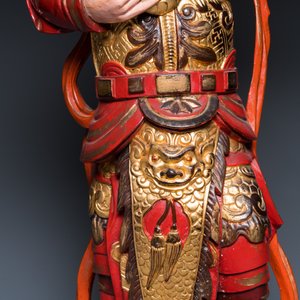 A large Vietnamese red-and-gilt-lacquered wood sculpture of a heavenly king, 19/20th C. — 照片 9