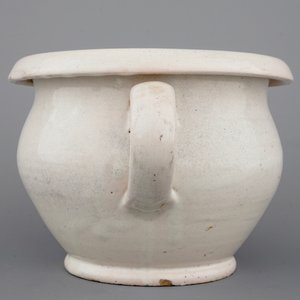 A large white Delft chamber pot, 18th C. — photo 2