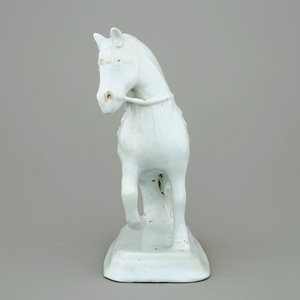 A large white Delft model of a standing horse, 18th C. — 照片 3