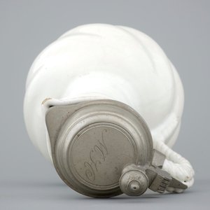 A large white Delft pewter-mounted jug with rope twist handle, 17th C. — photo 7