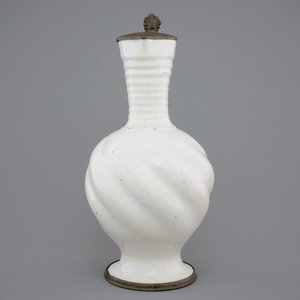 A large white Delft pewter-mounted jug with rope twist handle, 17th C. — photo 2