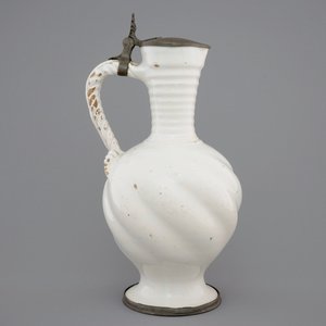A large white Delft pewter-mounted jug with rope twist handle, 17th C. — photo 4