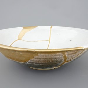 A large white Dutch Delft bowl with kintsugi style repair, 17th C. — photo 1