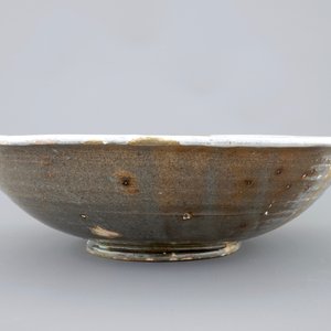 A large white Dutch Delft bowl with kintsugi style repair, 17th C. — photo 2