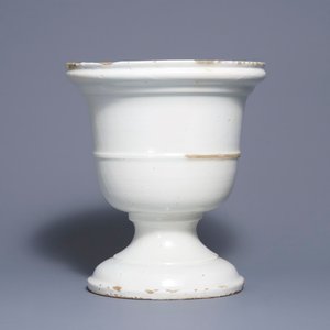 A large white Dutch Delft 'Campana' urn vase, 18th C. — 照片 1