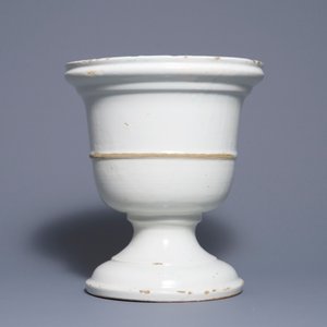 A large white Dutch Delft 'Campana' urn vase, 18th C. — 照片 3