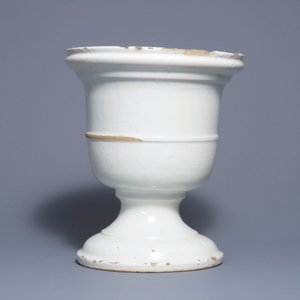 A large white Dutch Delft 'Campana' urn vase, 18th C. — 照片 4
