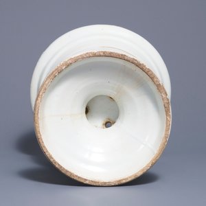 A large white Dutch Delft 'Campana' urn vase, 18th C. — 照片 6