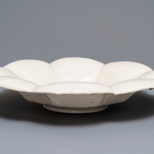 A large white Dutch Delft gadrooned dish, 17th C. — 照片 3