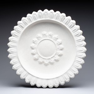 A large white-glazed Delftware 'sunburst' dish, France, 17th C. — foto 1