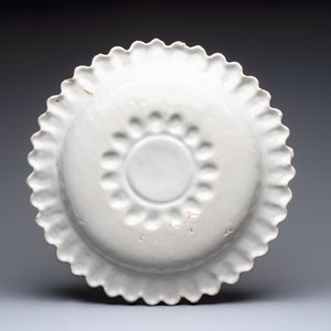 A large white-glazed Delftware 'sunburst' dish, France, 17th C. — foto 2