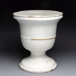 A large white-glazed Dutch Delft garden vase, late 17th/early 18th C. — foto 1