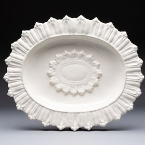 A large white-glazed 'Sunburst' oval dish, Saint-Jean-du-Désert or Marseille, France, 17th C. — 照片 1