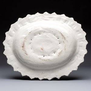 A large white-glazed 'Sunburst' oval dish, Saint-Jean-du-Désert or Marseille, France, 17th C. — 照片 2