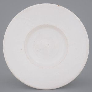 A large white monochrome Delftware dish, 17/18th C. — photo 1