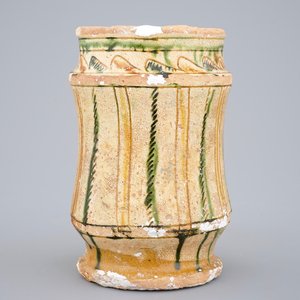 A late Byzantine earthenware sgraffiato albarello, Cyprus, 13/14th C. — 照片 1