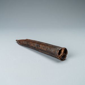 A leather travel case for cutlery with embossed floral designs, France, dated 1641 — 照片 1