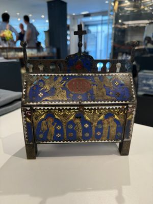 A Limoges champlevé enamel reliquary casket depicting the murder of Thomas Becket, France — photo 1