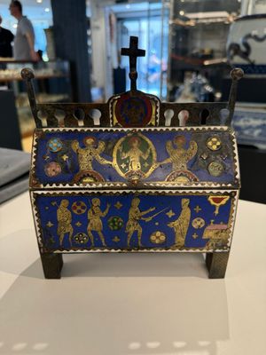 A Limoges champlevé enamel reliquary casket depicting the murder of Thomas Becket, France — photo 3