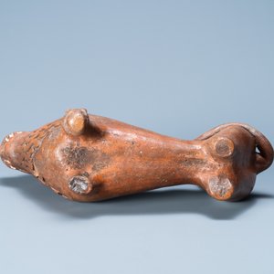 A lion-shaped pebble-inlaid stoneware oil lamp or ewer, Badajoz, Portugal, 15/16th C. — 照片 7