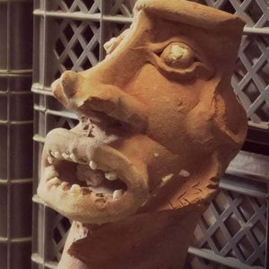 A lion-shaped pebble-inlaid stoneware oil lamp or ewer, Badajoz, Portugal, 15/16th C. — 照片 8