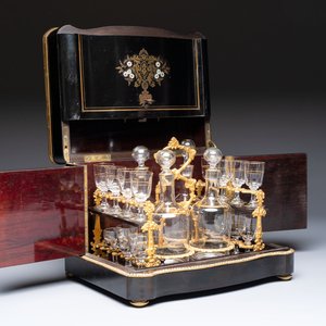 A liqueur cabinet or cave à liqueur with Boulle and mother-of-pearl inlay, 19th C. — photo 1
