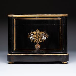 A liqueur cabinet or cave à liqueur with Boulle and mother-of-pearl inlay, 19th C. — photo 3