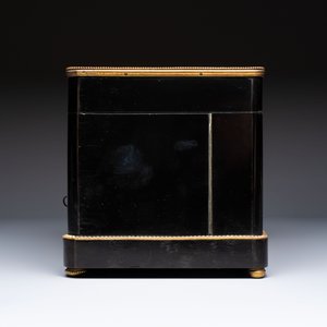 A liqueur cabinet or cave à liqueur with Boulle and mother-of-pearl inlay, 19th C. — photo 4