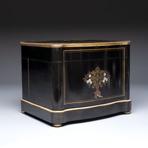 A liquor cabinet or cave à liqueur with Boulle and mother-of-pearl inlay, 19th C. — photo 2