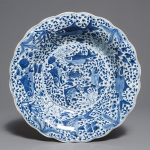A lobed Chinese blue and white dish with fish, Kangxi — 照片 1
