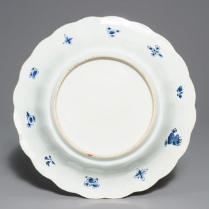 A lobed Chinese blue and white dish with fish, Kangxi — 照片 2