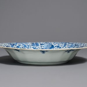 A lobed Chinese blue and white dish with fish, Kangxi — 照片 3