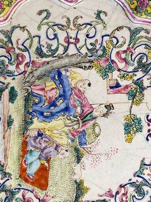 A lobed Chinese Canton enamel plate with a lady and two boys in a garden, Yongzheng — photo 2