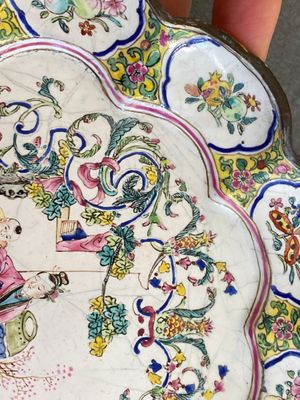 A lobed Chinese Canton enamel plate with a lady and two boys in a garden, Yongzheng — photo 3
