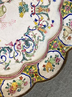 A lobed Chinese Canton enamel plate with a lady and two boys in a garden, Yongzheng — photo 4