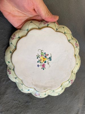 A lobed Chinese Canton enamel plate with a lady and two boys in a garden, Yongzheng — photo 5