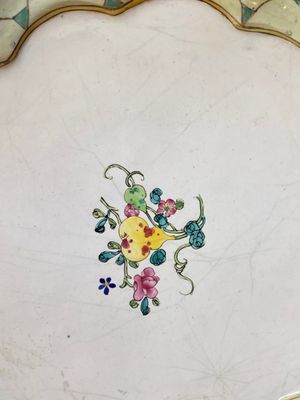 A lobed Chinese Canton enamel plate with a lady and two boys in a garden, Yongzheng — photo 6