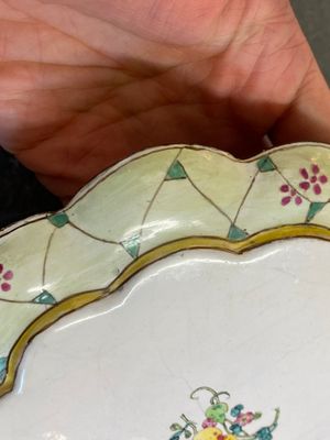 A lobed Chinese Canton enamel plate with a lady and two boys in a garden, Yongzheng — photo 7